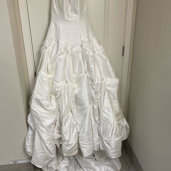Maggie Sottero wedding dress size 8! - Picture 4 of 16